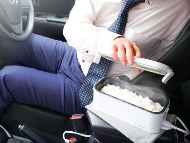 サンコー、車の中で炊きたてご飯が食べられる「車載用12V弁当箱炊飯器」を発売