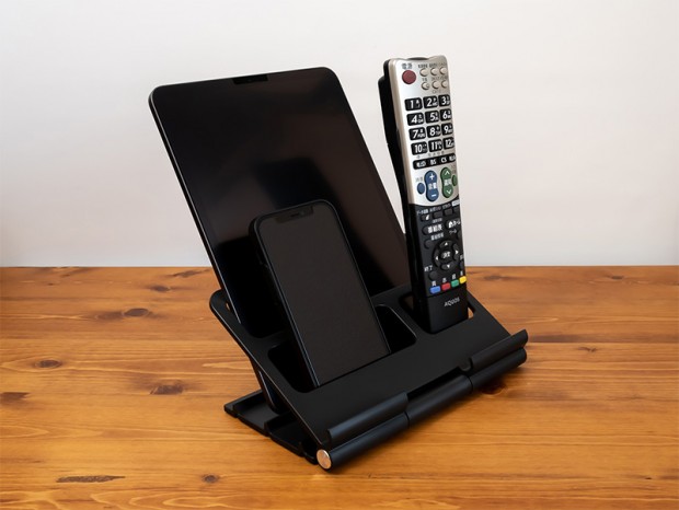 リモコンとスマートフォンをまとめて収納できる、モバイル端末対応多機能スタンド