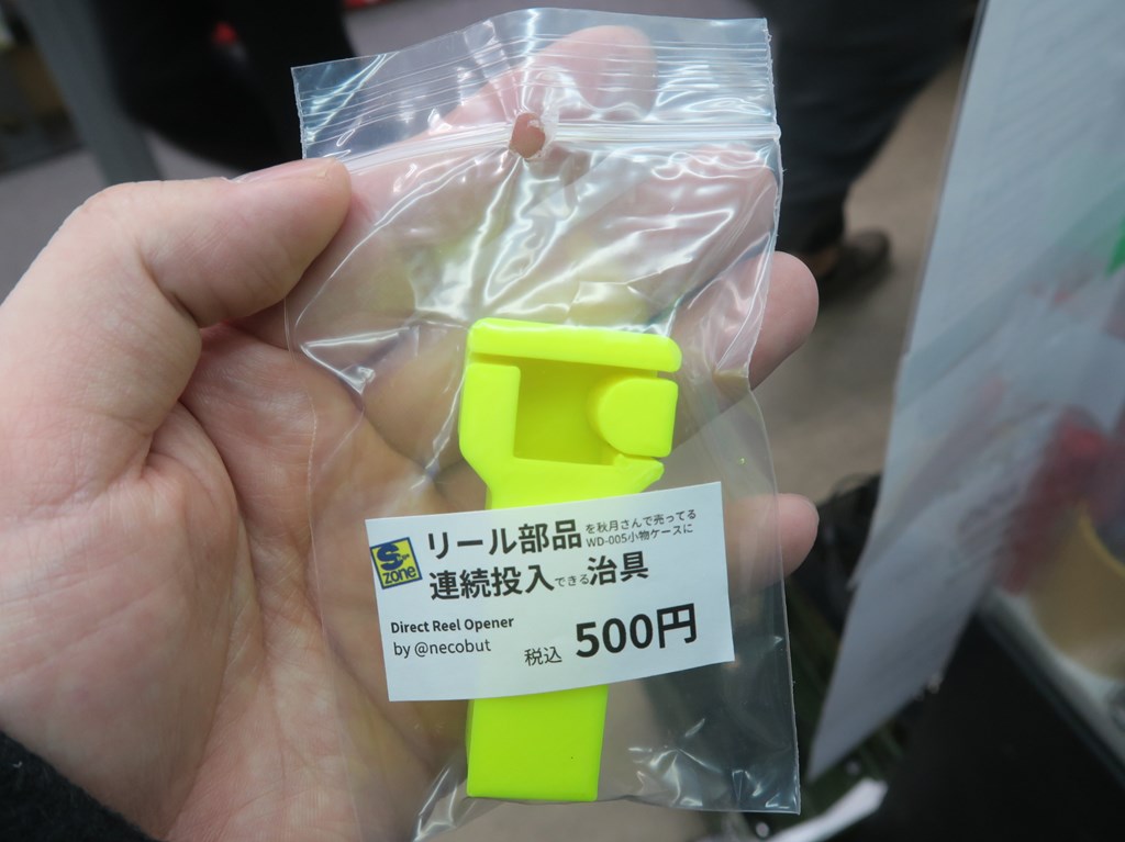 リール部品を“一気開け”できる、プリント基板製作者向けの「連続投入治