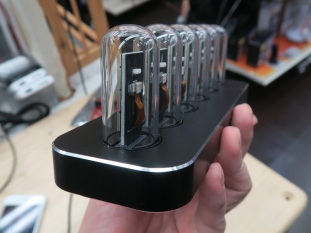 スマホから操作できる“ニキシー管風”置き時計「Cyber punClock」がサンコーから発売