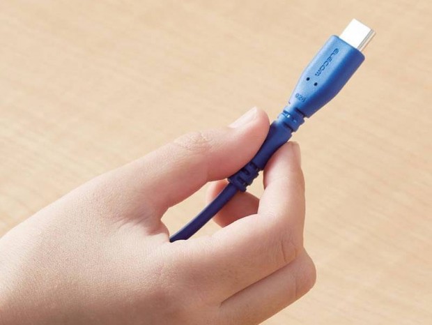 子どもの小さい手でも楽に抜ける、エレコム「イージーグリップUSBケーブル」