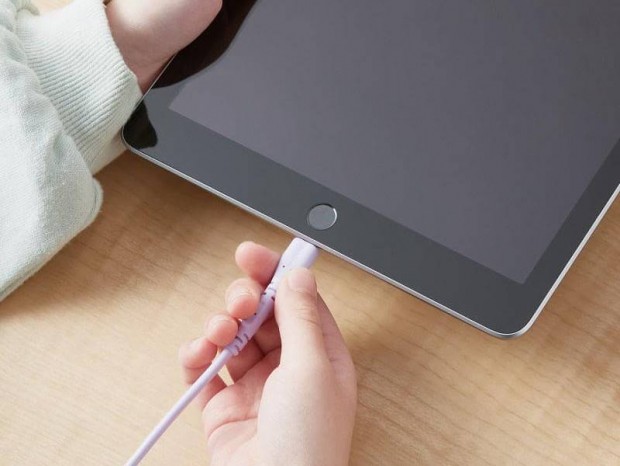 子どもの小さい手でも楽に抜ける、エレコム「イージーグリップUSBケーブル」