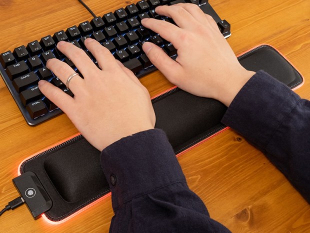 タッチボタンで発光色を切り替えるRGB LED内蔵ゲーミングリストレスト