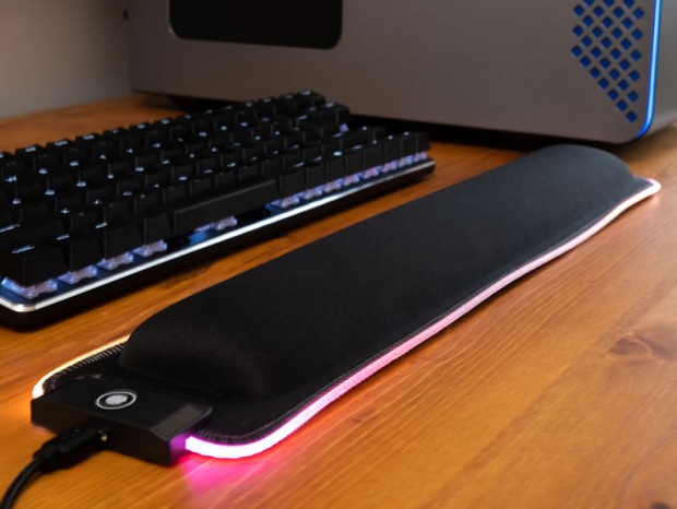 タッチボタンで発光色を切り替えるRGB LED内蔵ゲーミングリストレスト