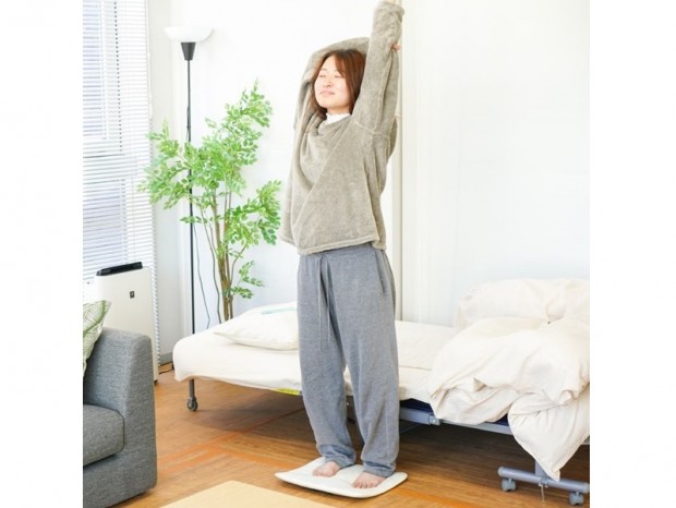 両足で踏み続けないと鳴り止まない、強制目覚ましマット「ニドネン」がサンコーから