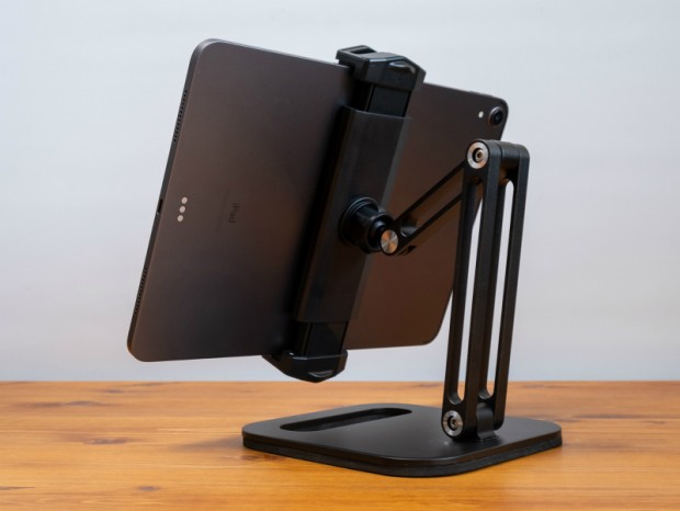 可動範囲の広いアルミアームと安定したスチール台座を使用したタブレットスタンド