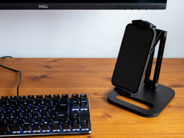 可動範囲の広いアルミアームと安定したスチール台座を使用したタブレットスタンド