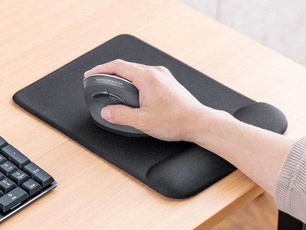 サンワダイレクト、手首が疲れにくい大型リストレスト付きマウスパッド発売