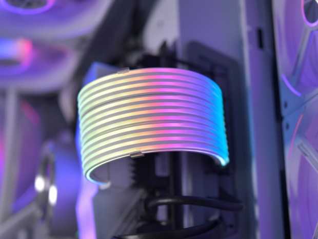 Lian Liの最新光る電源延長ケーブル「STRIMER PLUS V2 ARGB」国内発売日確定
