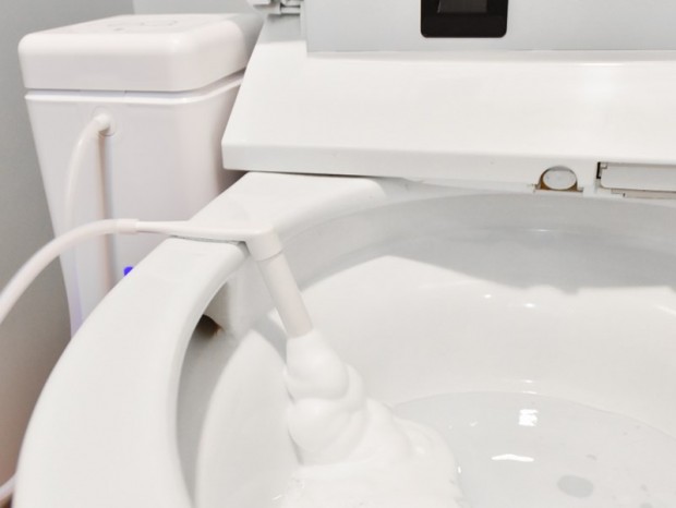 サンコー、トイレのイヤな飛び跳ねを泡クッションで防ぐ「後付けトイレバブル洗浄機BIG」発売