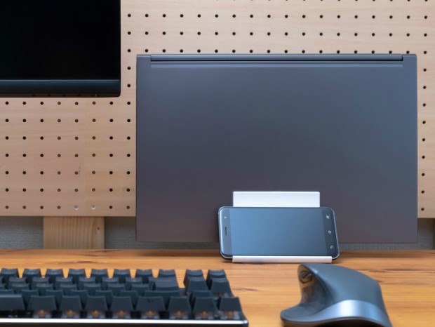 置くと自動で固定されるノートPC用縦置き収納スタンドが上海問屋から