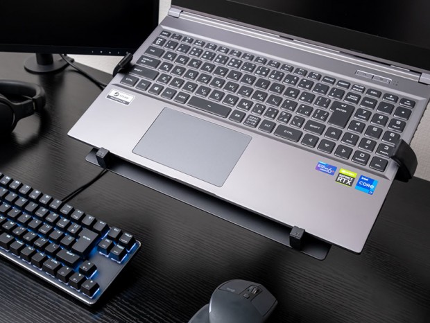 ノートPCを宙に浮かせる「モニターアーム用VESA取付ノートパソコントレイ」