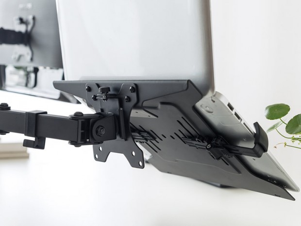 ノートPCを宙に浮かせる「モニターアーム用VESA取付ノートパソコントレイ」