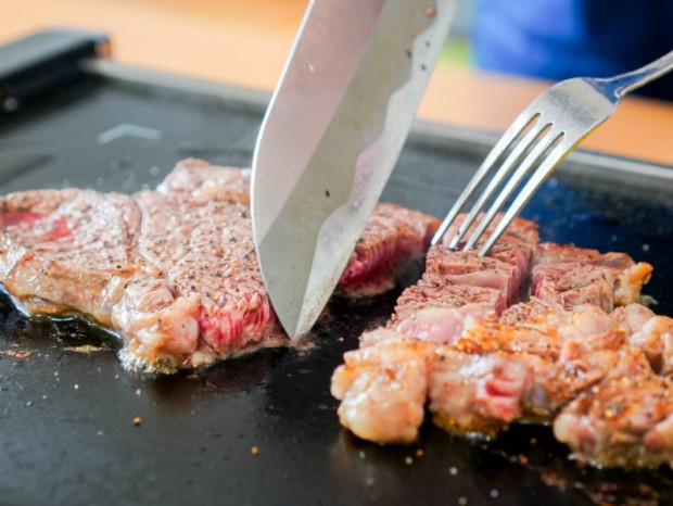 サンコー、金属ヘラや包丁でも傷が付かないホットプレート「ウチの鉄板焼きダイニング」