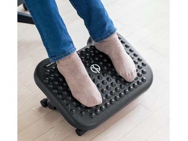 サンワダイレクト、高さ調節と前後スイングに対応したフットレスト発売