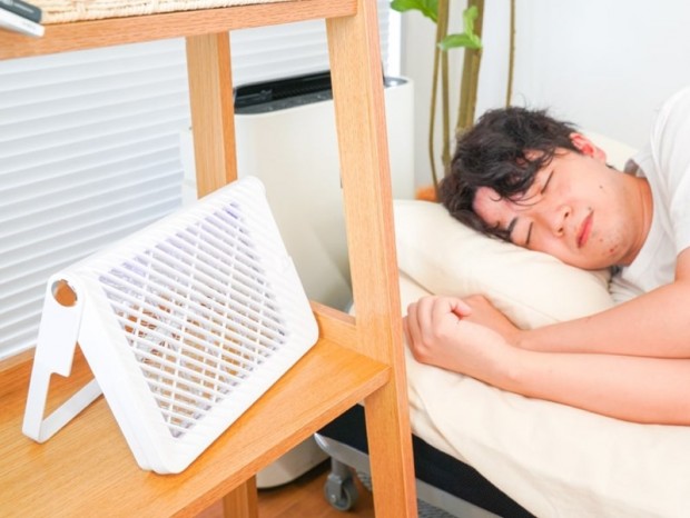 サンコー、誘蛾灯と高圧電撃で退治するUSB電源の「電撃蚊ミナリプレート」