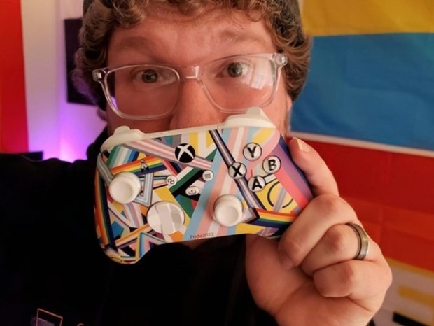 Microsoft、カラフルなワイヤレスゲームパッド「Xbox Pride controller」を通常販売