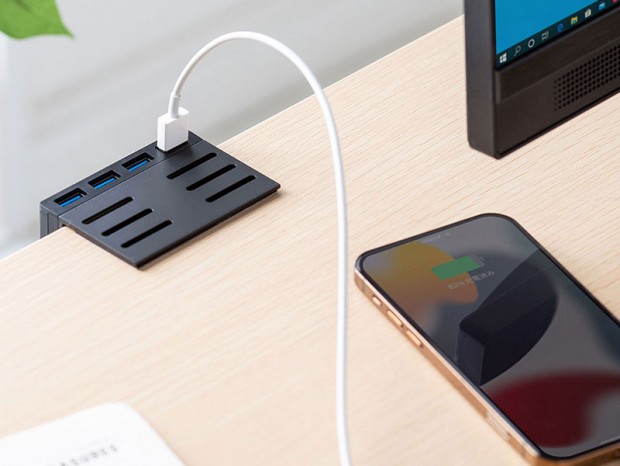 サンワサプライのクランプ固定式USB3.2 Gen.1 4ポートハブ。コネクタ違いで2種発売
