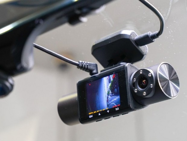 サンコー、隙間なく撮影できる3眼ドラレコ「前後車内3カメラ高画質ドライブレコーダーPRO」