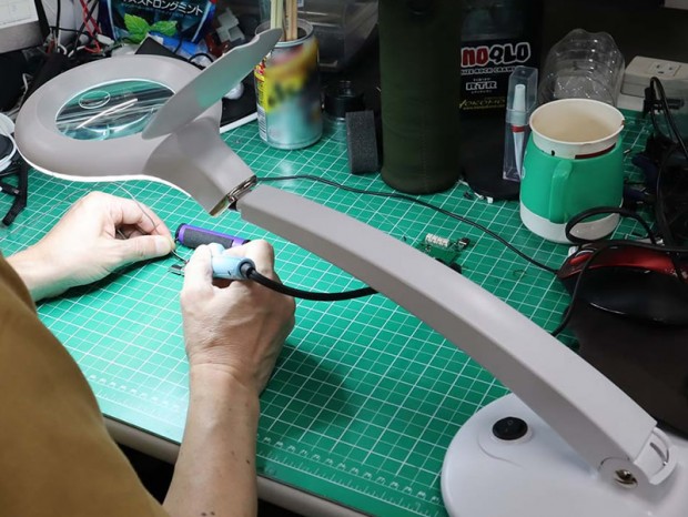 30個のLEDと4倍レンズで手元がはっきり見える、サンコー「30LEDライト付きスタンドルーペ」