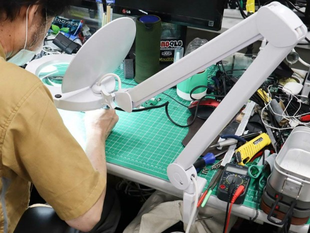 45灯のLEDで手元を明るく照らすクランプ固定式ルーペがサンコーから