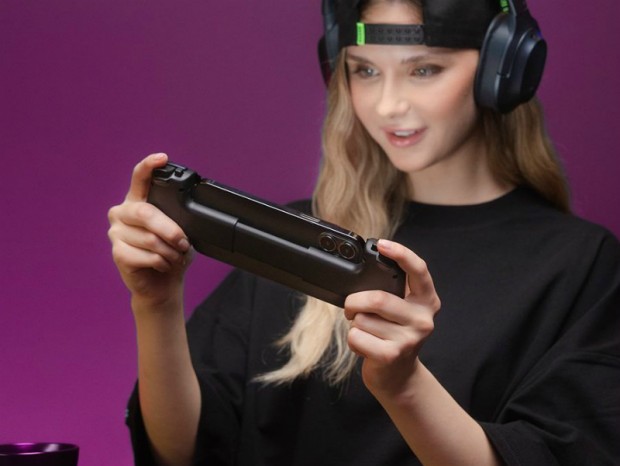 プログラマブルボタンを搭載したiPhone一体型コントローラ、「Razer Kishi V2 for iPhone」