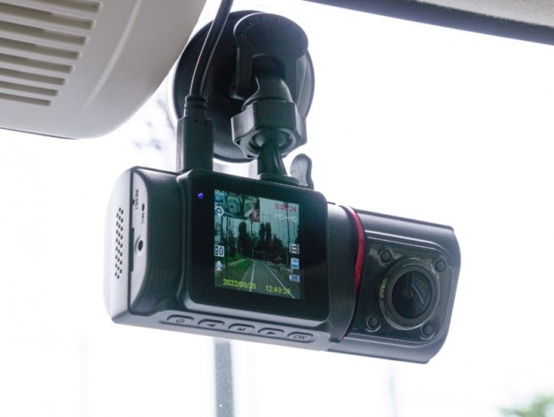 サンコー、回転式の車内カメラを備えた2眼ドラレコ「前方+車内撮影ドライブレコーダー」