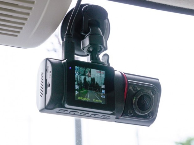 サンコー、回転式の車内カメラを備えた2眼ドラレコ「前方+車内撮影ドライブレコーダー」