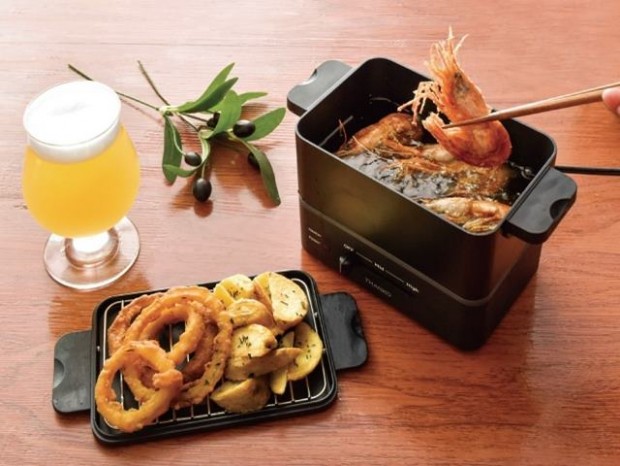 サンコー、カップ1杯半の油で揚げ物ができる一人用の卓上フライヤー「カラリ」発売