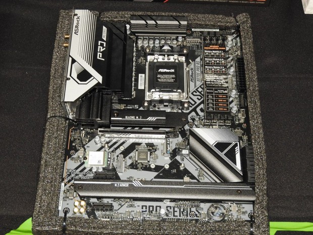 ASRock_AMD670E_22_1024x768