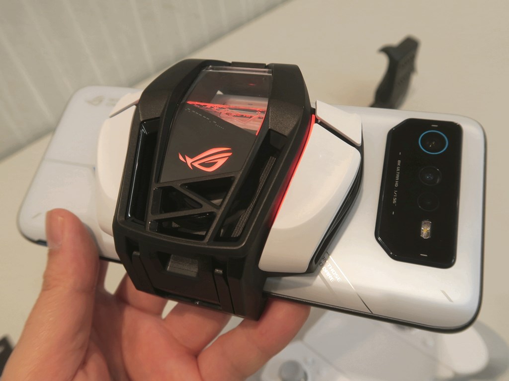 Snapdragon 8+ Gen 1や18GBメモリ搭載の最強モンスタースマホ「ROG