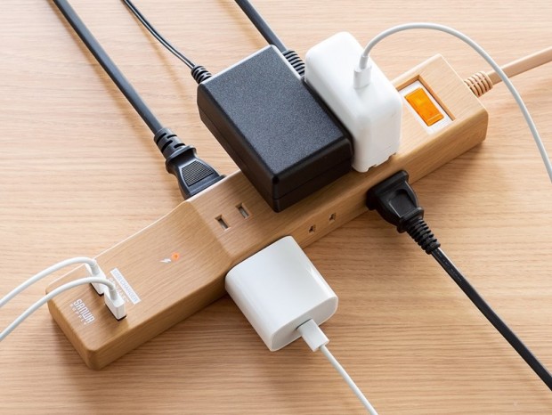 インテリアに馴染む木目調。USBポート付き9個口の電源タップがサンワダイレクトから