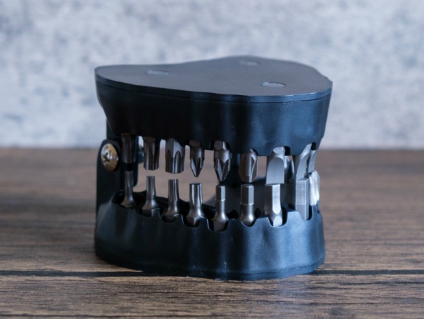 上海問屋、28個のドライバービットが付属するスカル風デザインビットスタンド発売