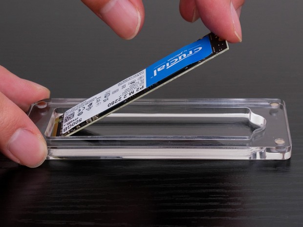 使い古しのM.2(Type2280)SSDをオブジェ化できる、上海問屋のアクリルディスプレイケース販売中