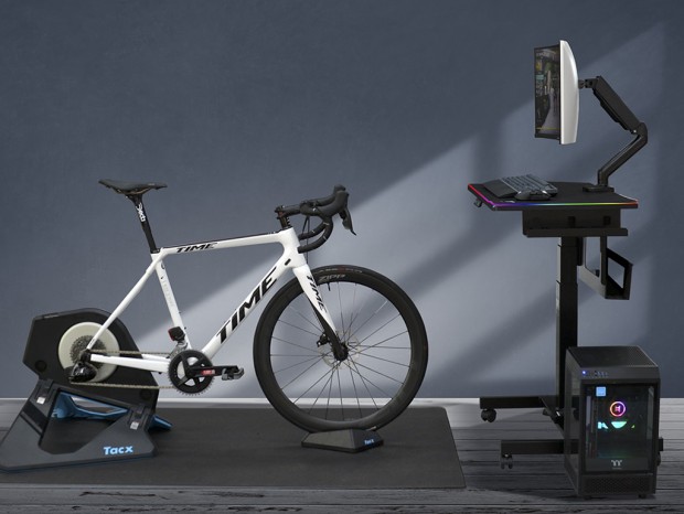 サイクリングeスポーツ向けゲーミングデスク、Thermaltake「CYCLEDESK 100」