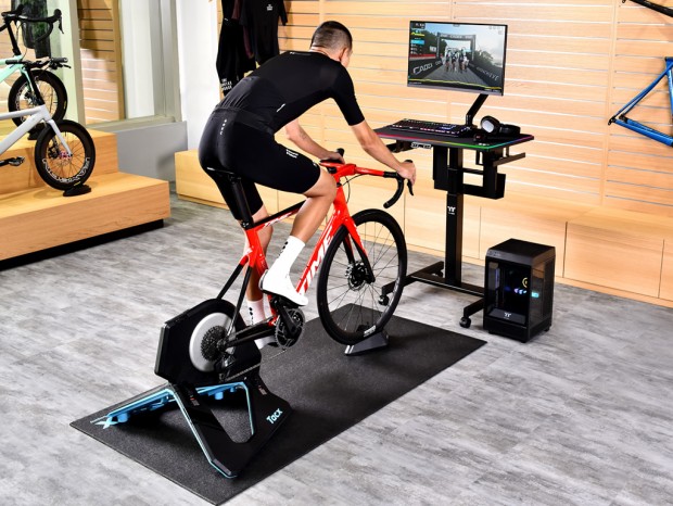 サイクリングeスポーツ向けゲーミングデスク、Thermaltake「CYCLEDESK 100」