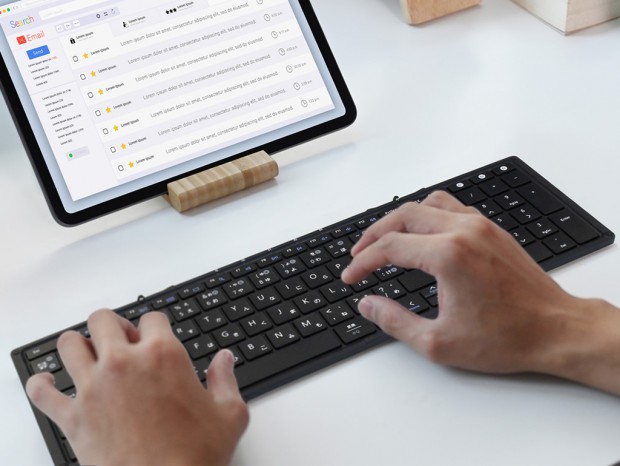 持ち運べる折り畳み式テンキー付きフルサイズキーボード「FFF-KB105BT3」