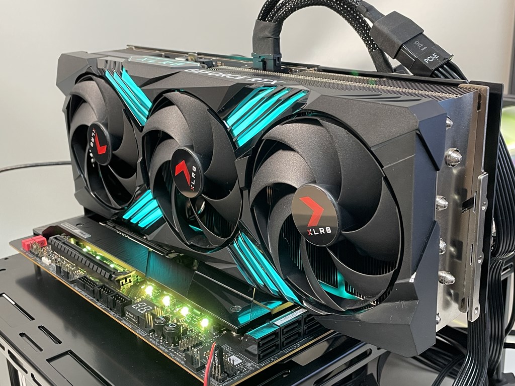 重厚クーラーで冷やし切る、最新ハイエンドのOCモデル「PNY