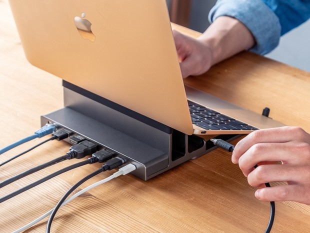 サンワダイレクト、ノートPCの平置き＆クラムシェルモードに対応したスタンド一体型ドック