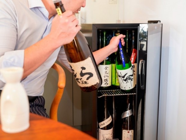 サンコー、一升瓶を2段縦置きできる日本酒専用の冷蔵庫「俺の酒蔵 朝霧」を発売