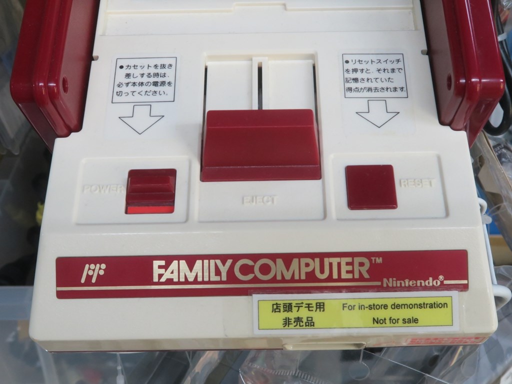 ファミコンの“あのシール(複製品)”が販売中。ファミコンミニ用の小さいバージョンも封入 - エルミタージュ秋葉原