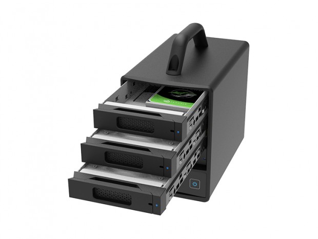CFexpressカードリーダ搭載の3ベイストレージケース、RAIDON「SOHOTANK ST4F-B32」