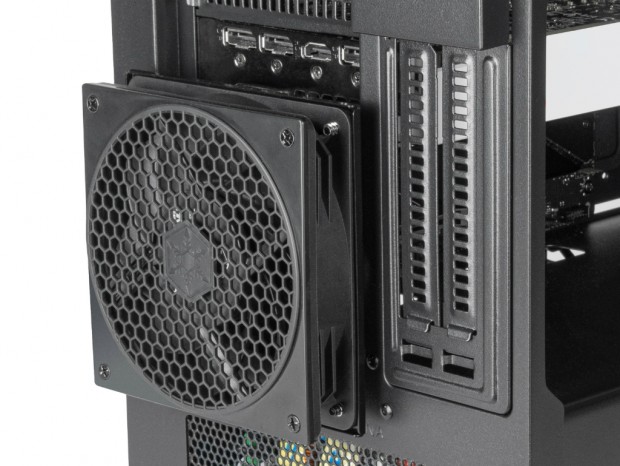 拡張スロットに装着できる120mmファン、SilverStone「FDP02」