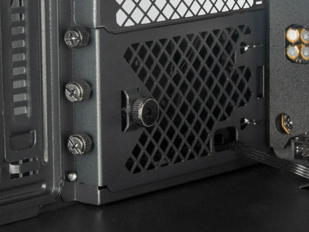 拡張スロットに装着できる120mmファン、SilverStone「FDP02」