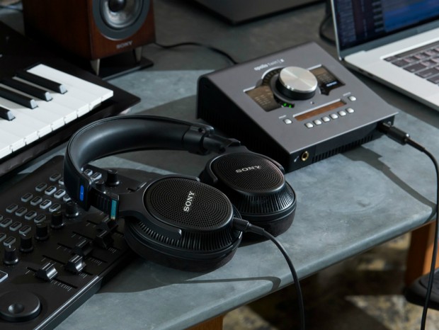 正確な音場を再現できるクリエイター向け背面開放型モニターヘッドホン、ソニー「MDR-MV1」
