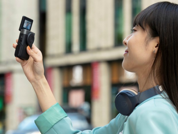 スマホ風の縦型デザインを採用するVlogカメラ、キヤノン「PowerShot V10」