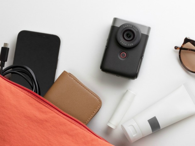 スマホ風の縦型デザインを採用するVlogカメラ、キヤノン「PowerShot V10」