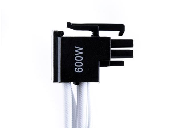 L字型12VHPWRコネクタを採用する8pin×2-12VHPWR変換ケーブル計4モデル発売