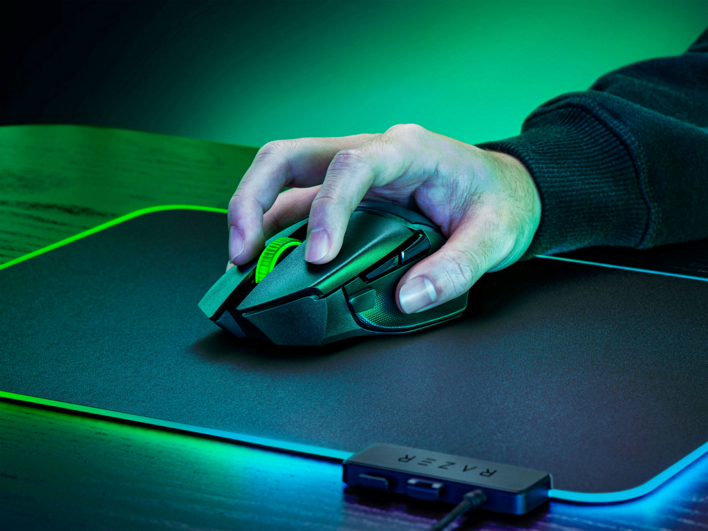 マルチファンクショントリガー搭載のワイヤレスゲーミングマウス