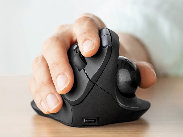 サンワダイレクト、デュアルワイヤレス対応のエルゴトラックボール発売。価格は5,480円
